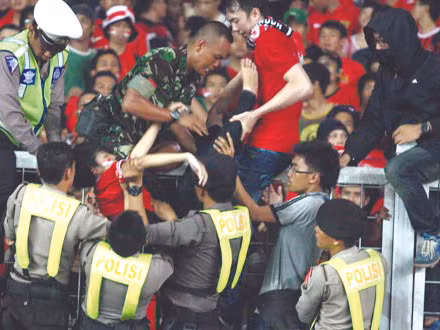 Hỗn độn ở trận chung kết bóng đá SEA Games