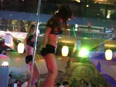 Cà phê múa cột Sài Gòn