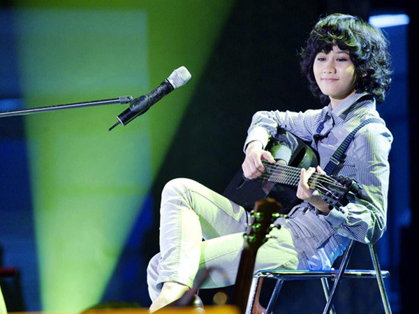 Lê Cát Trọng Lý “Vui” với khán giả quê nhà. Ảnh: Maika Elan