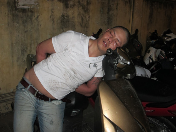 Thanh niên đầu trọc trong tình trạng phê thuốc sau khi bị bắt