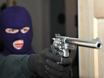 Nổ súng cướp tiền táo tợn trong cây xăng