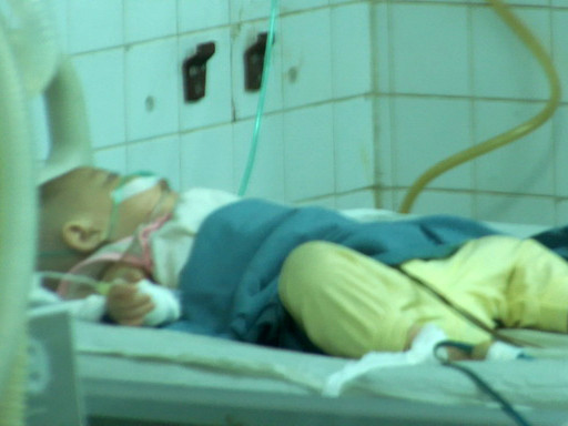 Cha ném con gái 10 tháng tuổi xuống nền nhà