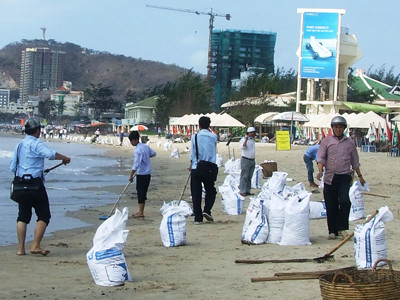 Gom thêm 6 tấn dầu vón cục ở Bãi Sau