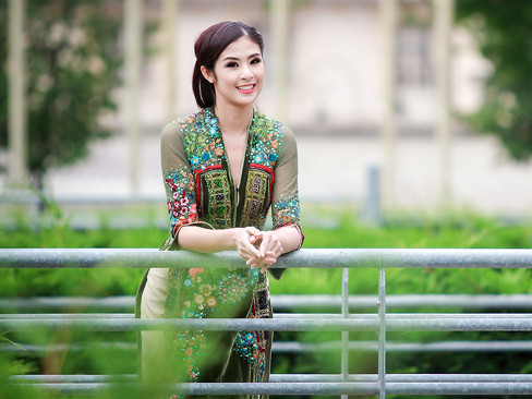 Ngọc Hân xinh đẹp rạng ngời làm MC ở Pháp