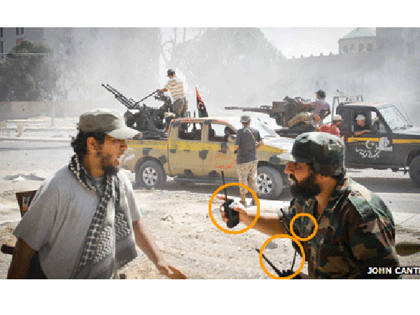 Sử dụng nhiều radio chứng tỏ sự điều phối tinh vi giữa các lực lượng ở Libya Ảnh: John Cantlie