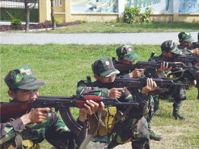 Giáp mặt lính trinh sát