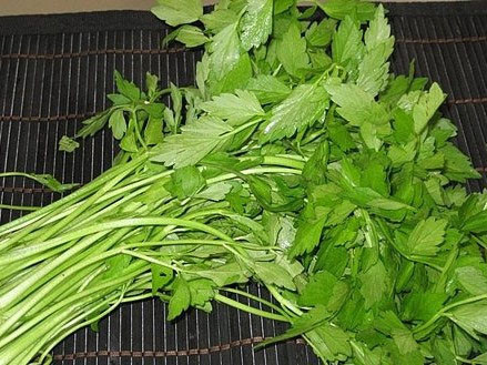 Không nên bỏ lá rau cần