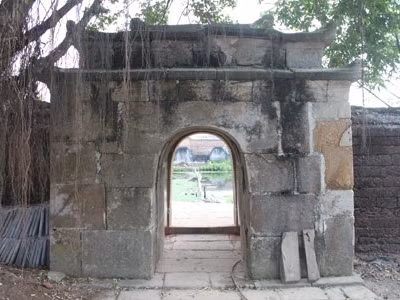 Khám phá lăng mộ đá hơn 300 năm tuổi
