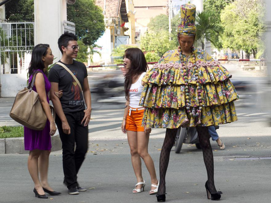 Làm ngơ để tạo dáng, thí sinh Top Model bị chê chảnh