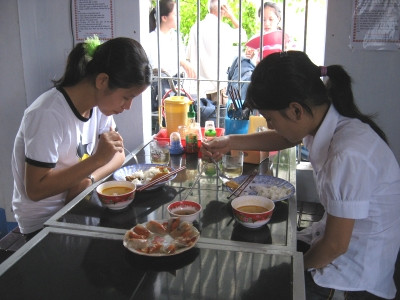 Tổ chức bữa ăn miễn phí cho thí sinh dự