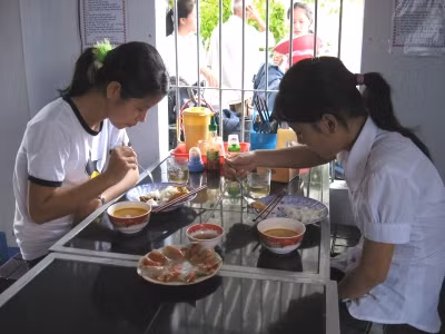 Tổ chức bữa ăn miễn phí cho thí sinh dự