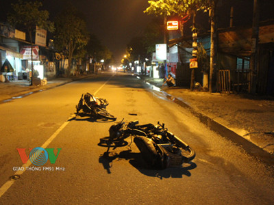 Đấu đầu, hai xe máy nát bét, người trọng thương