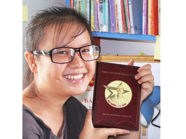 Gặp cô học trò nghèo vượt khó học giỏi