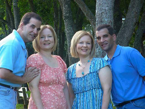 Hai anh em song sinh cưới hai chị em song sinh