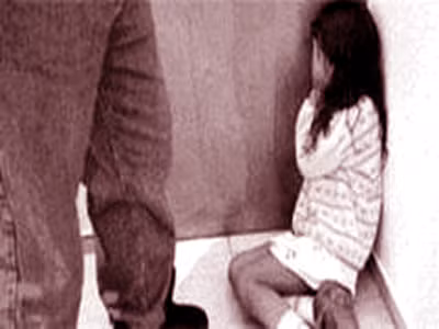 Giám đốc dâm ô con gái của nữ nhân viên