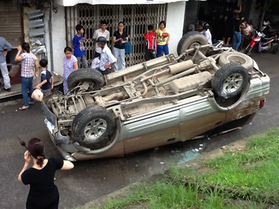 Ô tô nổ lốp lật ngửa trên đường