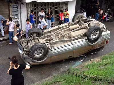 Ô tô nổ lốp lật ngửa trên đường