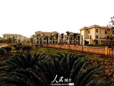 Đại gia xây 69 biệt thự tặng dân làng