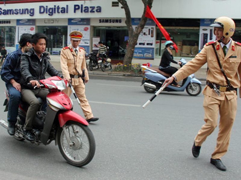 CSGT xử lý đối tượng không đội mũ bảo hiểm khi đi xe máy