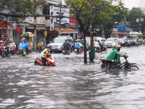 Triều cường gây ngập lụt tại TPHCM: Từ chống sang sống chung