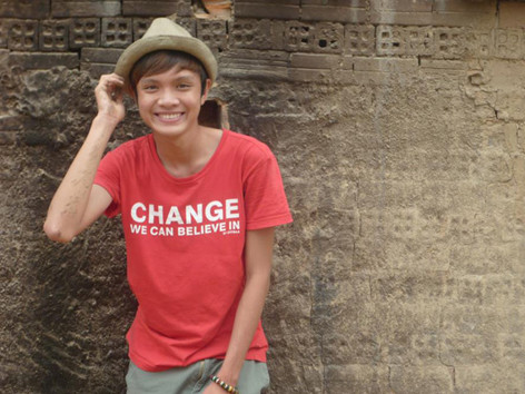 Chàng trai 9X có biệt tài biến khăn rằn thành quần áo