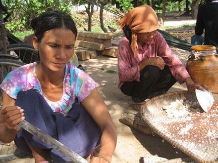 Bé gái năm tuổi bị hiếp, giết trong rừng cao su