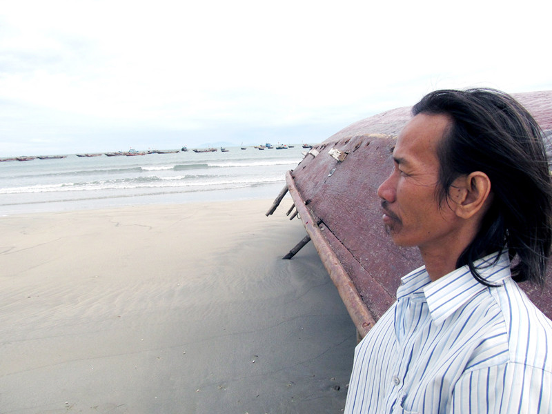 Hằng ngày, anh Đức - người binh nhất Gạc Ma năm xưa - cứ lang thang ngóng ra biển Ảnh: Nam Cường