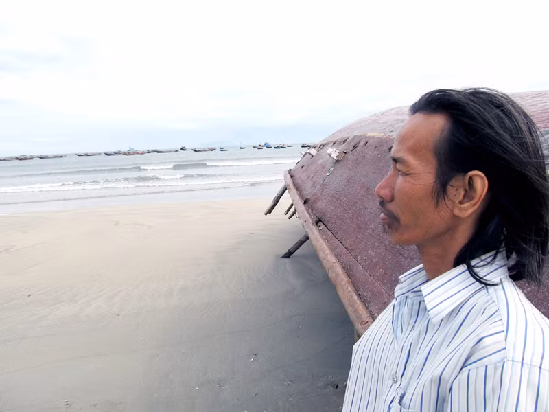 Hằng ngày, anh Đức - người binh nhất Gạc Ma năm xưa - cứ lang thang ngóng ra biển Ảnh: Nam Cường