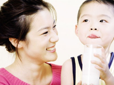 Làm sao để mẹ không phải ‘đánh vật’ với bé khi ăn?