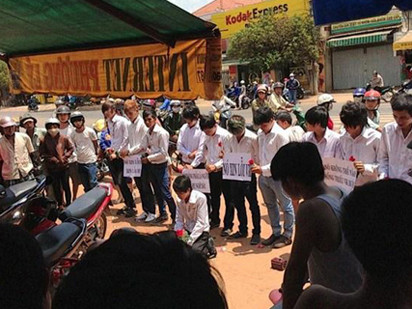 Chàng trai quỳ trên đường xin lỗi bạn gái