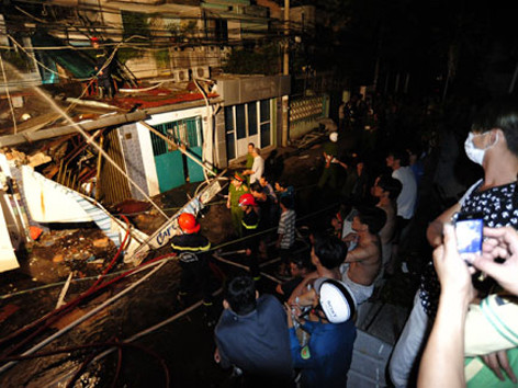 Nổ lớn nửa đêm, sập nhà, 10 người chết