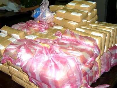 Bắt năm đối tượng buôn bán ma túy