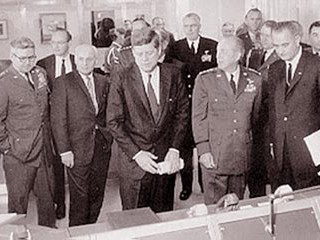 Lộ mã số nút bấm vũ khí hạt nhân của Mỹ