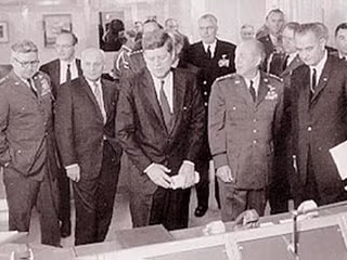 Lộ mã số nút bấm vũ khí hạt nhân của Mỹ