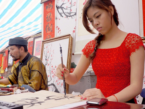 'Bà đồ' xinh đẹp thảo chữ đầu năm