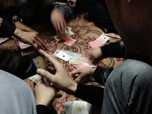 'Thiêu thân' trên sới bạc