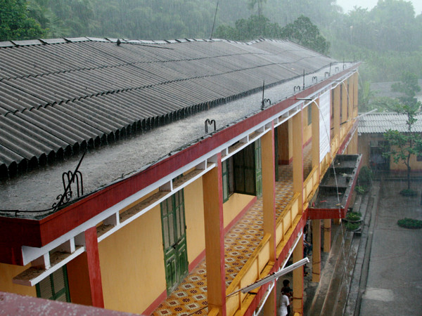 Vừa học vừa lo lớp sập mái