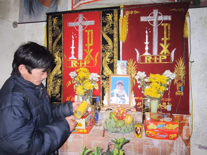 Ông Lê Công Hoàng thắp hương cho con trai