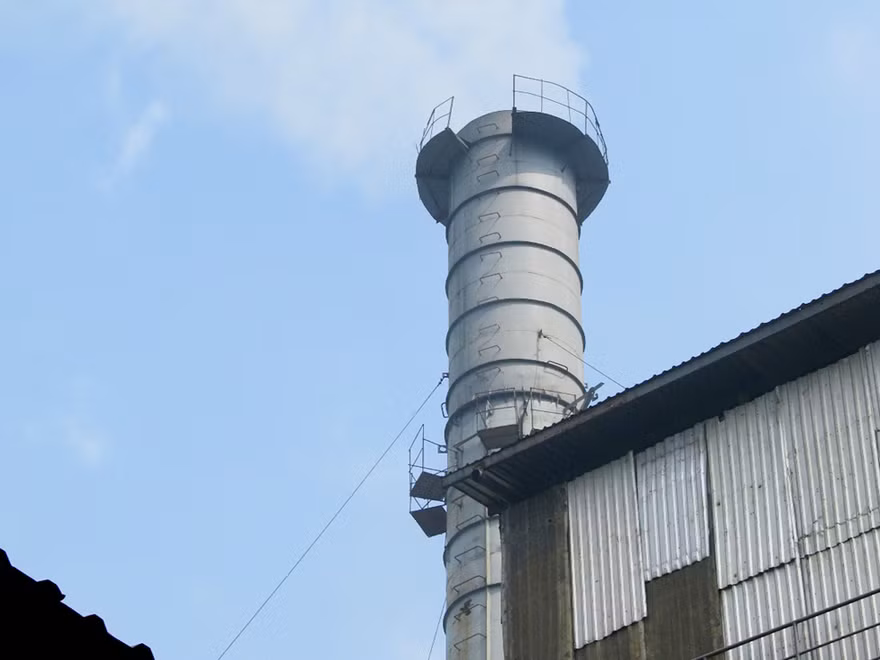 “Ăn” khói nhà máy, muốn di dời cũng không được