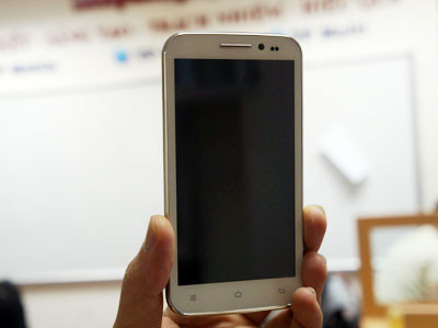 Trên tay smartphone giá rẻ Revo HD4