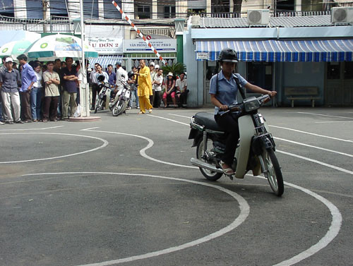 'Ngực lép không được lái xe': Sẽ điều chỉnh quy định