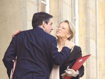 Pháp: Thủ tướng và Ngoại trưởng dính bê bối quà cáp