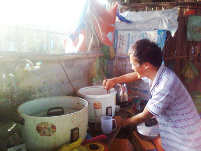 Cơ cực đời công nhân gầm cầu