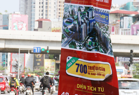 Nhà đất quên thời xa xỉ, hạ mình đi bán rong