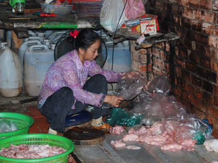 Bắt quả tang hai cơ sở chế biến mỡ động vật mất vệ sinh