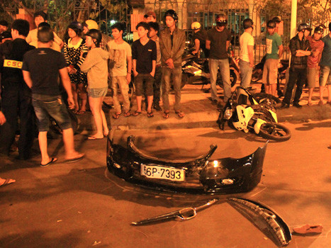 Cho rằng 'va quẹt nhỏ', nữ tài xế lái ôtô bỏ đi