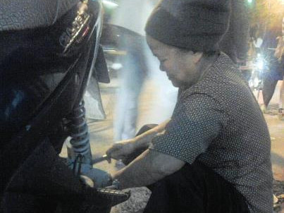 Hai bà cháu vá xe giữa Thủ đô