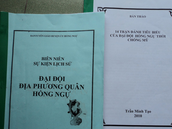“Biên niên sự kiện lịch sử Đại đội địa phương quân Hồng Ngự” đạo văn bài ký “14 trận đánh tiêu biểu của đại đội Hồng Ngự thời chống Mỹ” Ảnh: Sáu Nghệ