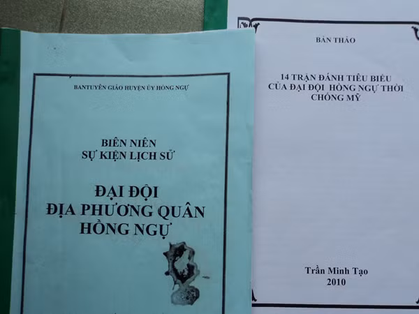 “Biên niên sự kiện lịch sử Đại đội địa phương quân Hồng Ngự” đạo văn bài ký “14 trận đánh tiêu biểu của đại đội Hồng Ngự thời chống Mỹ” Ảnh: Sáu Nghệ