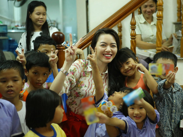 Vũ Hoàng Điệp giản dị đi từ thiện đêm Giáng sinh